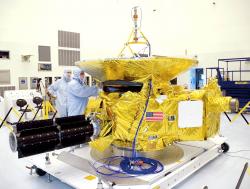 Planetární sonda New Horizons při stavbě v Laboratoři aplikované fyziky (APL) při Johns Hopkins University. Projekt financuje ředitelství vědeckých misí NASA. Předpokládané celkové náklady: 700 miliónů dolarů.  (Kredit: NASA)