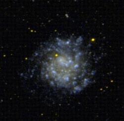 Trpasličí spirální galaxie NGC 5474. Kredit: NASA.