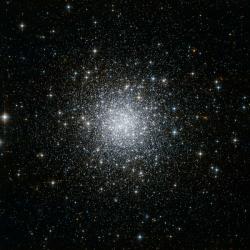 Elegantní kulová hvězdokupa NGC 7006. Kredit: NASA.