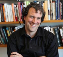 Nicholas Epley, nositel ceny udělované Asociací amerických psychologů. Je zaměstnancem University of Chicago a několik let před zveřejněním nynějších výsledků týmu publikoval řadu prací v nichž interpretoval tehdejší výsledky testů MRI, kterých se účastnil. Podle něj: „Když někdo žádá Boha při modlitbě o radu a pak se řídí jeho pokyny‘, je něco jako poslouchání ozvěny. Modlitba je takové potvrzení vlastních názorů a přání.”