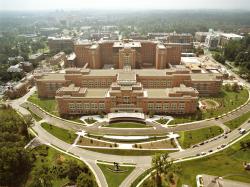 NIH, národní lékařská výzkumná agentura, zahrnuje 27 institutů a center a je součástí amerického ministerstva zdravotnictví a sociálních služeb. Na snímku je Centrum klinického výzkumu Marka O. Hatfielda (budova 10) v kampusu NIH Bethesda, Maryland. Kredit: NIH, volné dílo.