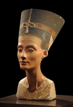 Nefertiti, cca 1370 – cca  1330 př . n. l. ) královna 18. dynastie starověkého Egypta.  Busta je připisována egyptskému sochaři Thutmosovi a byla vykopána z jeho zakopaného ateliérového komplexu na počátku 20. století. (Kredit: Philip Pikart, Wikipedia, CC BY-SA 3.0).