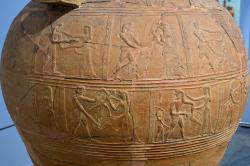 Mordování dětí při plenění Tróje. Velký pithos nalezený na Mykonu, zdobený reliéfy dobytí Tróje. Kolem roku 670 před n. l. Archeologické muzeum na Mykonu, Inv. 2240. Kredit: Zde, Wikimedia Commons. Licence CC 4.0. Mordování dětí při plenění Tróje. Velký pithos nalezený na Mykonu, zdobený reliéfy dobytí Tróje. Kolem roku 670 před n. l. Archeologické muzeum na Mykonu, Inv. 2240. Kredit: Zde, Wikimedia Commons. Licence CC 4.0.