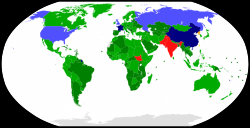 Svět a Smlouva o nešíření jaderných zbraní. Modře oficiální vlastníci jaderných zbraní, kteří podepsali, zeleně státy, které podepsaly, červeně státy, co nepodepsaly, oranžově stát, co odvolal podpis. Kredit: NPT Participation / Wikimedia Commons.