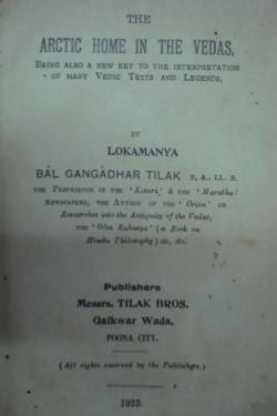 Titulní strana Tilakovy knihy The Arctic Home in the Vedas, vydání z roku 1925. Wikimedia Commons.