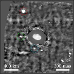 Kolem Elektry krouží tři satelity.  Kredit: Astronomy and Astrophysics