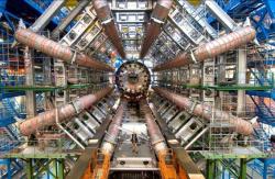 Obr.č 20) Pohled na detektor ATLAS v době, kdy bylo instalováno osm toroidálních magnetů. Další součásti detektoru se teprve k instalaci připravovaly (zdroj CERN).