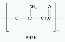Strukturní vzorec poly(3-hydroxybutyrátu). Vodíkové substituenty (CH3 a O) jsou umístěny na stejné straně základního řetězce. Jde o izotatktický polymer. Zdroj: Wikipedia