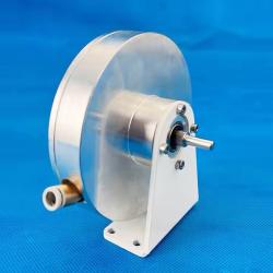 Teslova turbína je bezlopatková turbína, kterou si nechal patentovat Nikola Tesla v roce 1913. Turbína je založena na principu tření mezi proudícím médiem a povrchem rotoru turbíny. Médium předává svou energii rotoru, jeho rychlost klesá a po spirálové dráze se přesouvá ke středu turbíny. Zde je odtokový otvor. Na tržištích se dá malá turbína pořídit zhruba za dva tisíce. Kredit: AliExpress