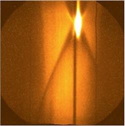 Obrázek z komory při výstřelu na směs deuteria a tritia v diamantovém pouzdře v červnu 2013. Zářící oblast vznikla díky rentgenovskému záření (zdroj LLNL).