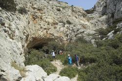 Kyklopova jeskyně na ostrově Irakleia. Kredit: Zde, Wikimedia. Licence CC 3.0.