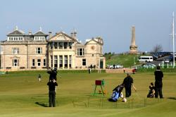 Old Course v St. Andrews ve Skotsku. Od poloviny osmnáctého století je  standardní 18-ti jamkové. (Kredit: Golf Advisor)