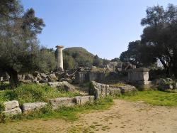 Jižní strana Diova chrámu v Olympii, v pozadí je Kronův pahorek. Kredit: Erik Drost, Wikimedia Commons. Licence CC 2.0.