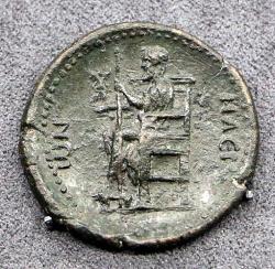 Diova socha v Olympii na minci císaře Hadriána z 2. století n. l. Florencie, Museo archeologico nazionale. Kredit: Sailko, Wikimedia Commons. Licence CC 3.0.