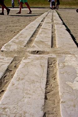 Startovní bloky stadionu v Olympii, 6. až 4. století před n. l. Kredit: Ed Siasoco (aka SC Fiasco), Wikimedia Commons. Licence CC 2.0.