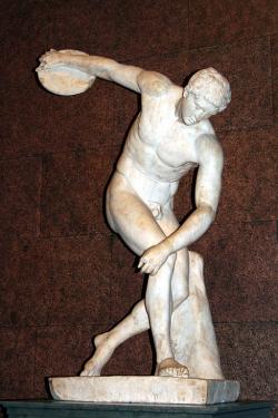 Diskobolos. Římská mramorová kopie Myrónovy bronzové sochy z let 460 až 450 před n. l. British Museum 1805,0703.43. Kredit: Steve F-E-Cameron, Wikimedia Commons. Licence CC 1.0.