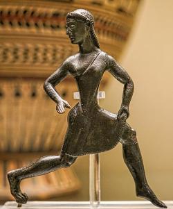 Bronzová figurka běžící dívky při Héřiných hrách. Spartská práce, 520-500 př. n. l., nalezeno v Prizrenu, Srbsko. British Museum. Kredit: Caeciliusinhorto, Wikimedia Commons. Licence CC 4.0.