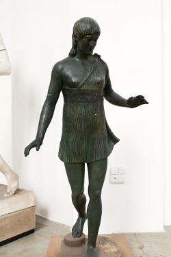 Spartská dívka při závodu v běhu, před rokem 450 před n. l. Sádrový odlitek. Galerie antického umění v Hostinném. Originál je ve Vatikánském muzeu. Kredit: Zde, Wikimedia Commons. Licence CC 4.0.