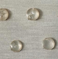 Čočky broušené z křišťálu, detail. Kréta, 1600-1450 před n. l. Kredit: Wikimedia Commons