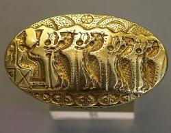 Zlatý prsten z Tíryntu, 1500 až 1400 před n. l. Kredit: Wikimedia Commons.