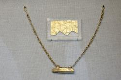 Zlatý plíšek (45 x 27 mm) s orfickým nápisem a přívěsek s pouzdrem, které jej obsahovalo, 4. století před n. l. Britské muzeum 1843,0724.3. Kredit: Jononmac46, Wikimedia Commons. Licence CC 3.0.
