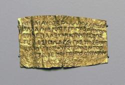 Zlatý plíšek (38 x 26 mm) s orfickou modlitbou. Thessalie, 350-300 před n. l. J.P. Getty Museum, inv. n. 75.AM.19, Malibu, Los Angeles. Kredit: Remi Mathis, Wikimedia Commons. Licence CC 3.0.