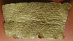 Orfický zlatý plíšek z Hipponia, kolem 400 před n. l. Archeologické muzeum ve Vito Capialbi (Itálie). Kredit: Sailko, Wikimedia Commons. Licence CC 4.0.