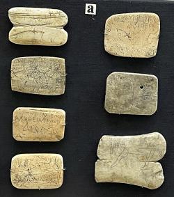 Kostěné destičky z Olbie, kolem 400 před n. l. nebo později. Archeologické muzeum v Kyjevě. Kredit: O.Mustafin, Wikimedia Commons. Licence CC 1.0.