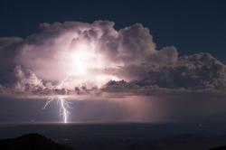 Noční bouře nad centrálním Novým Mexikem ze vzdálenosti 50 km. Výboje uvnitř mraku jsou klasické optice, zkryty, ale ne tak VHF technice. Kredit: Harald Edens