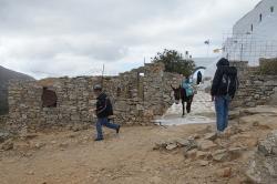 Poslední poutníci se vracejí z hor. Ag. Ioannes Theologos, Amorgos. Kredit: Zde, Wikimedia Commons.