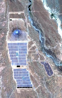 Solární farma Ouarzazate v Maroku (2019). Kredit: ESA / Copernicus Sentinel-2A, Wikimedia Commons, CC BY-SA 4.0.