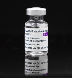 Lahvička s vakcínou proti COVID-19 od AstraZeneca. (Kredit: Arne Müseler, CC BY-SA Lahvička s vakcínou proti COVID-19 od AstraZeneca. (Kredit: Arne Müseler, CC BY-SA