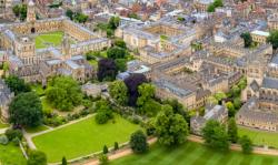 Letecký pohled na Oxford – výřez s pohledem na část slavné univerzity založené v roce 1096. Celý záběru s vysokým rozlišením zde. Kredit:  Chensiyuan, Wikipedia.