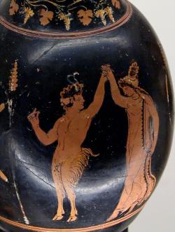 Pan za mlada způsobně tančí s mainadou (menádou), 320 až 310 před n. l. Britské muzeum, GR 1867.5-8.1288 (Cat. Vases F 381). Kredit: Marie-Lan Nguyen, Wikimedia Commons. Public domain.