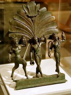 Faunus (Pan), Bakchus (Dionýsos) a satyr. 2. století n. l. Bronzový ornament na římském voze, Somodorpuszta. Maďarské národní muzeum v Budapešti. Kredit: Yelkrokoyade, Wikimedia Commons. Licence CC 3.0.