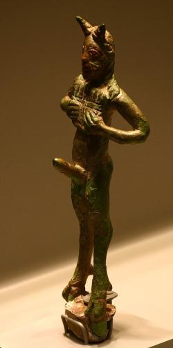 Pan se svou flétnou, drobný bronz z Peloponésu, 5. století před n. l. Musée de Mariemont, Belgie. Kredit: Vassil, Wikimedia Commons. Licence CC 1.0.