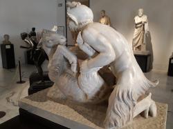 Pan a koza. Mramor, 47 cm, římské porno nalezené v Herculaneu ve vile papyrů, 1. století před n. l. až 1 století n. l. Archeologické muzeum v Neapoli, inv. n. 27709. Kredit: Simon Burchell, Wikimedia Commons. Licence CC 4.0.