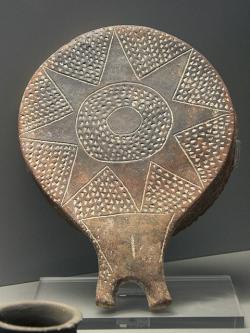 Koncentricky zdobená, ale přitom s ženským přirozením, 2800 -2300 před n. l. Národní archeologické muzeum v Athénách. Kredit: Zde, Wikimedia Commons.
