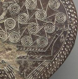 Kykladská „pánvička“ s lodí a rybou, detail, 2800 - 2300 před n. l. Národní archeologické muzeum v Athénách, 5053. Kredit: Zde, Wikimedia Commons.