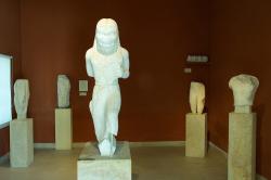 Gorgó z poloviny 6. století před n. l. a menší archaické plastiky z různých míst Paru. Kredit: Zde, Wikimedia Commons. Licence CC 4.0.