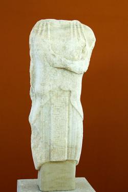 Archaická koré z Naousy, mramor, 6. století před n. l. Archeologické muzeum na Paru, 802. Kredit: Zde, Wikimedia Commons. Licence CC 4.0.