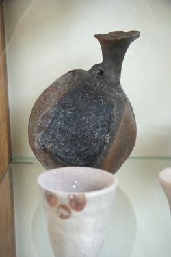 Menší nádoby, prehistorická Parikia, 2300 až 1600 před n. l. Kredit: Zde, Wikimedia Commons. Licence CC 3.0.