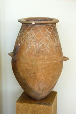 Středně kykladský pithos, 2000 -1600 před n. l., inv. č. 1410. Kredit: Zde, Wikimedia Commons. Licence CC 4.0.