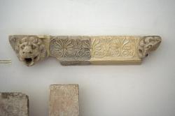 Stavební článek se lvími hlavami a listy, inv. č. A 119. Kredit: Zde, Wikimedia Commons. Licence CC 3.0.