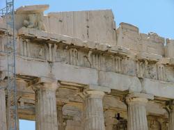 Západní průčelí Parthenonu, detail. Kredit: Doriero, Wikimedia Commons. Pubic domain.
