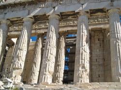 Průhled západním průčelím Parthenonu. Kredit: Sharon Mollerus, Wikimedia Commons. Licence CC 2.0.