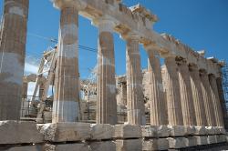 Severní strana Parthenonu, celkovějšímu pohledu brání Erechtheion za zády. Kredit: Zde, Wikimedia Commons. Licence CC 4.0.