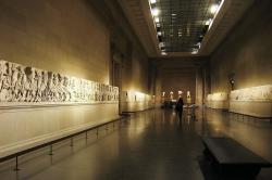 Část mramorů z Parthenonu v Britském muzeum, sále 18. Kredit: Andrew Dunn, Wikimedia Commons. Licence CC 2.0.
