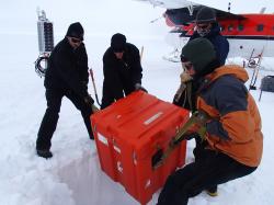 Instalace vybavení seismické stanice v Antarktidě. Kredit: Lindsey Kenyon.