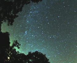 Částečky, které posbírala Rosetta v ocasu komety 67/P jsou podobné těm, které  jsme před měsícem obdivovali jako Perseidy. Ty ale pocházely z ocasu komety 109P/Swift–Tuttle. Autorem fotografie „Perseidy s mléčnou dráhou“ je  Brocken Inaglory. Wikipedie, CC BY-SA 3.0)